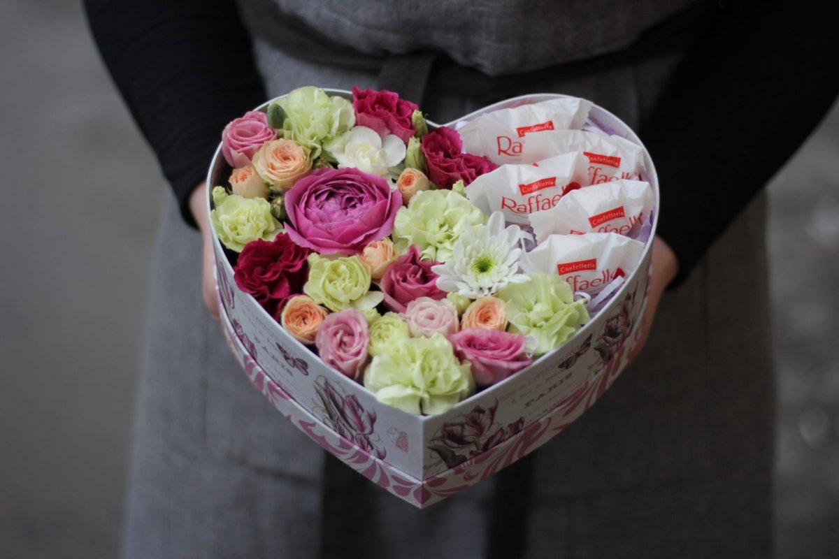Коробка с розами и конфетами