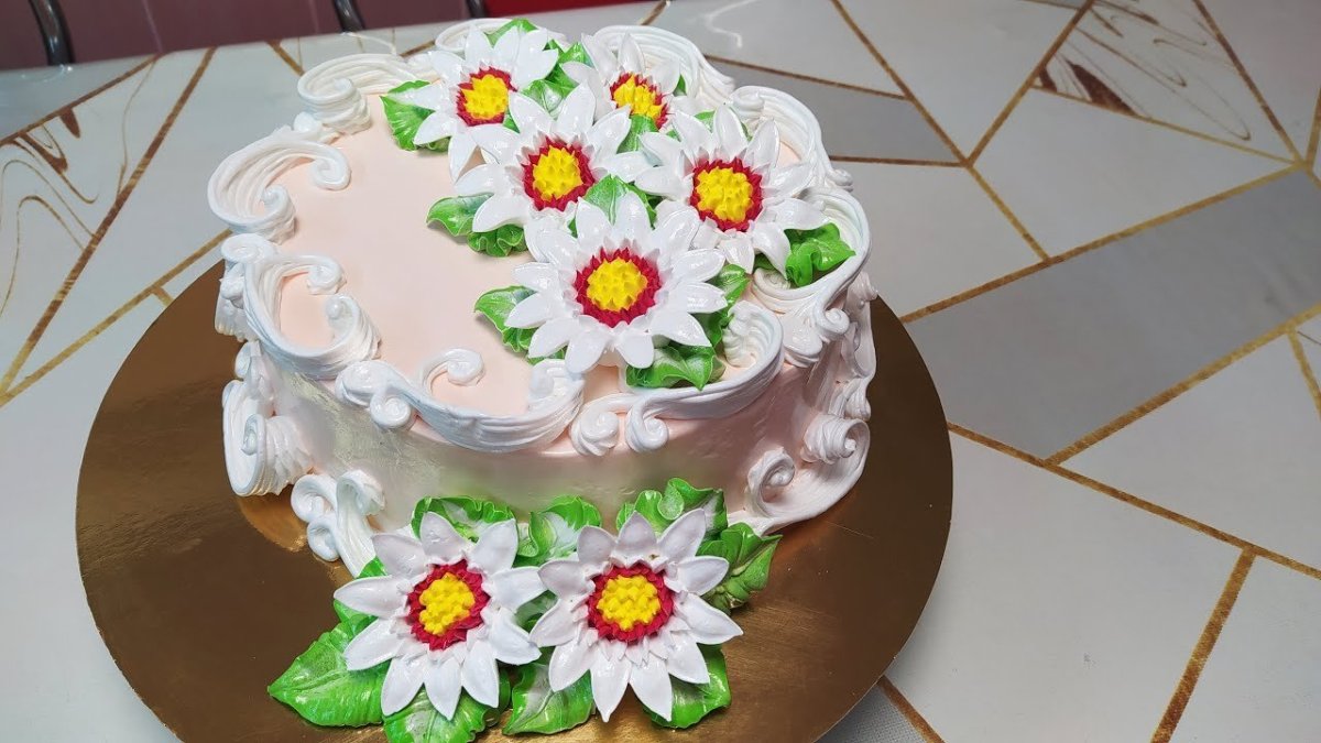 Квадратный торт с ромашками
