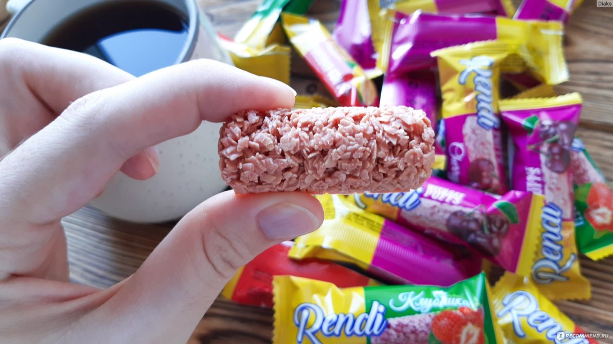 Плитка шиколада в руках