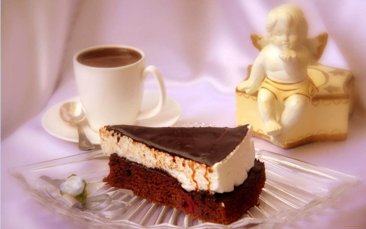 Кусок торта и кофе