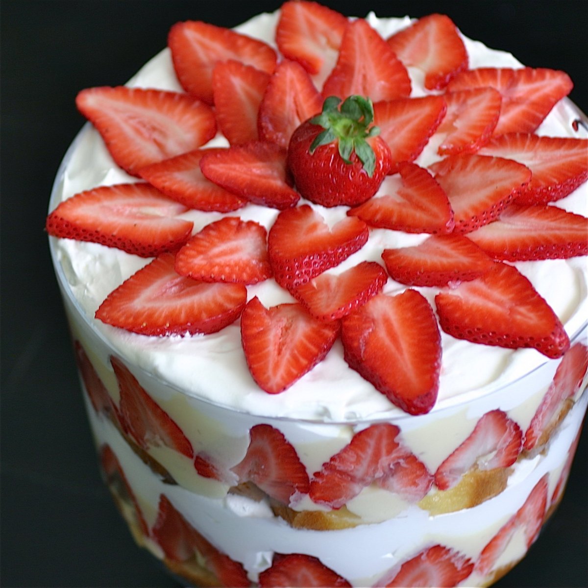 Украшение торта клубникой и ежевикой