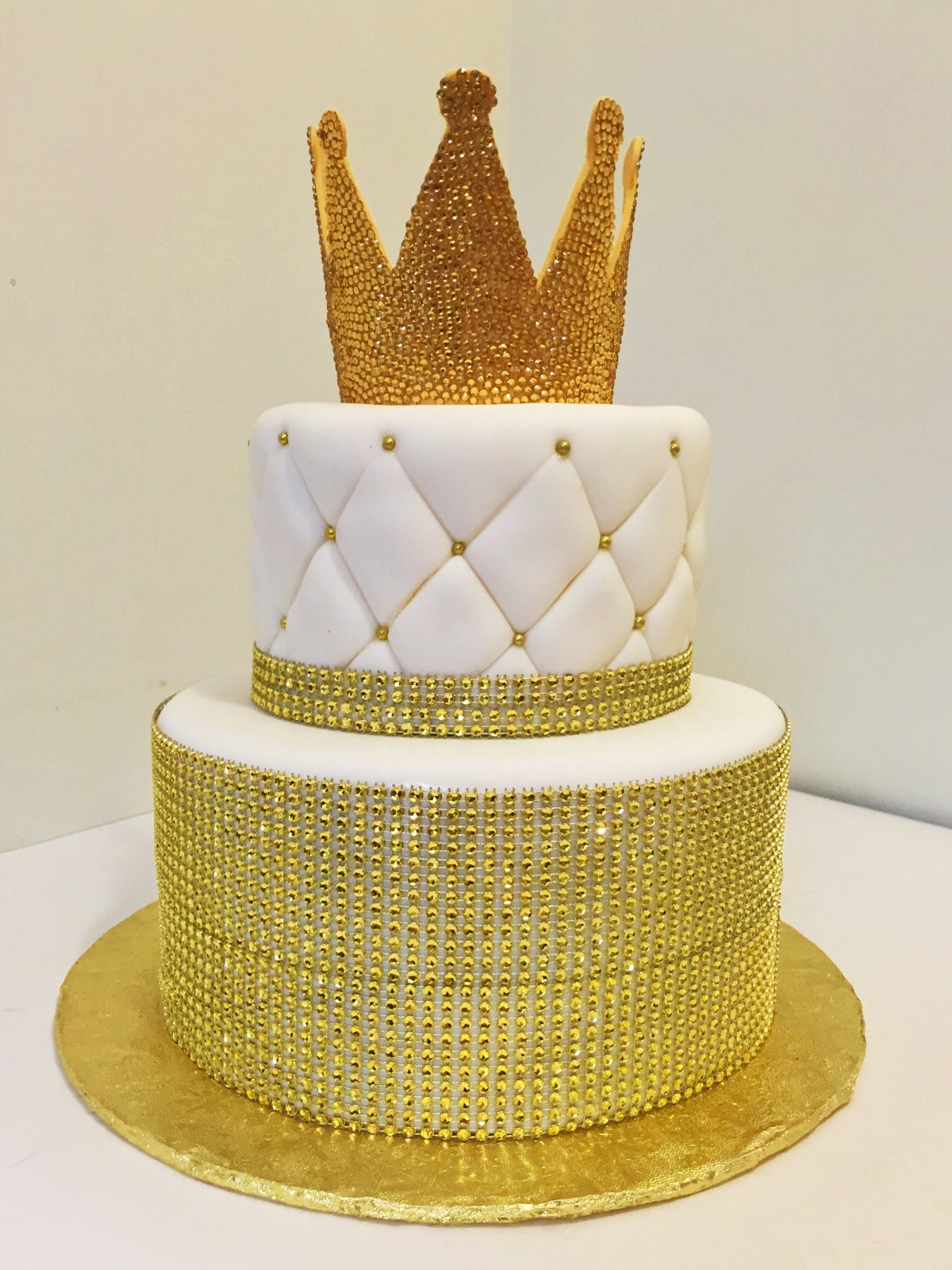 Белый торт с короной