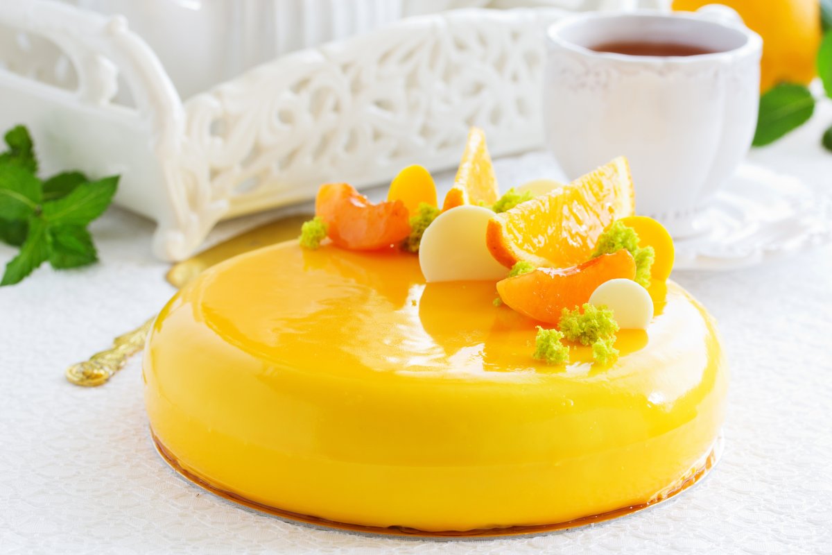 Оранжевый торт с клубникой