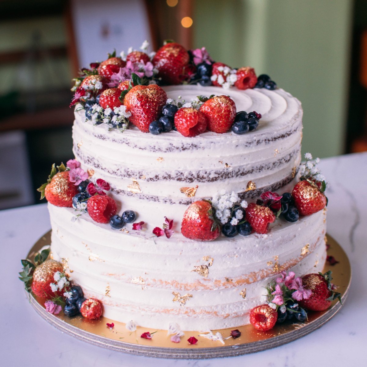 Свадебный торт с цветами и ягодами