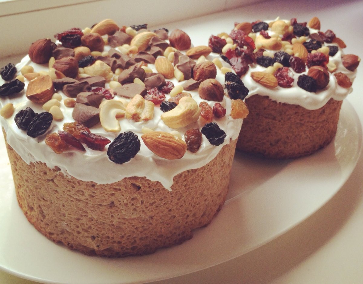 Украшение куличей сухофруктами и орехами