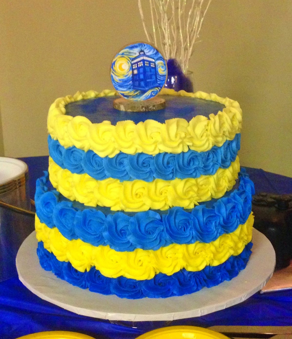 Торт в желто голубых тонах