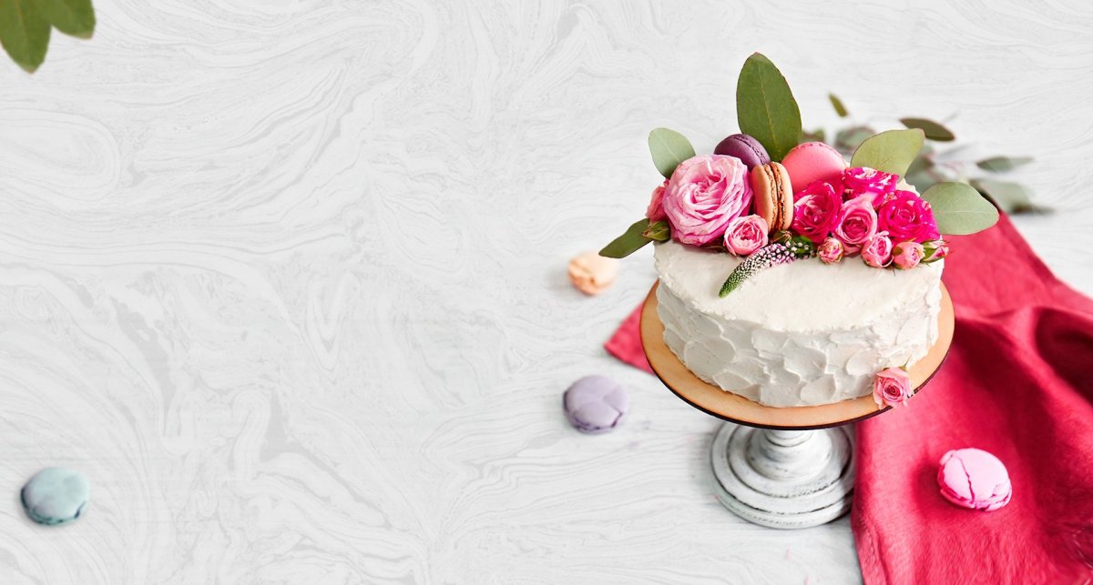Торт с живыми цветами на юбилей