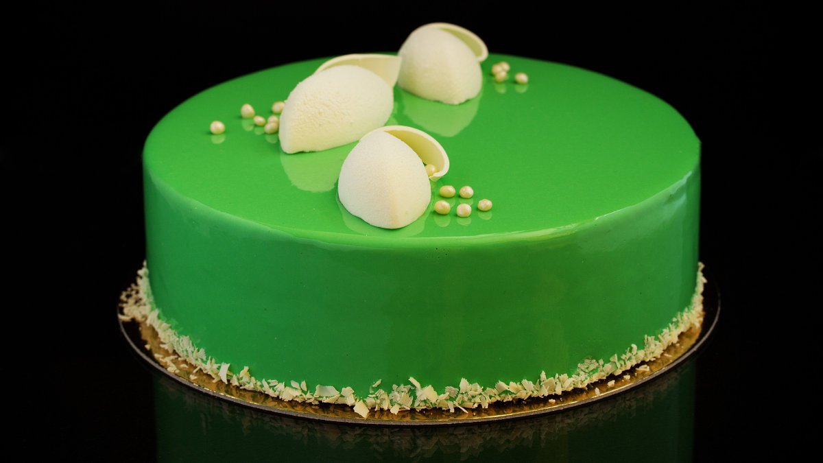 Торт на зеленом фоне