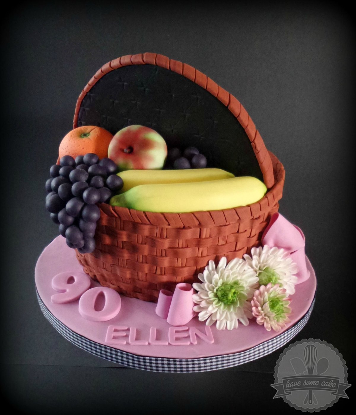 Торт в виде корзины с фруктами