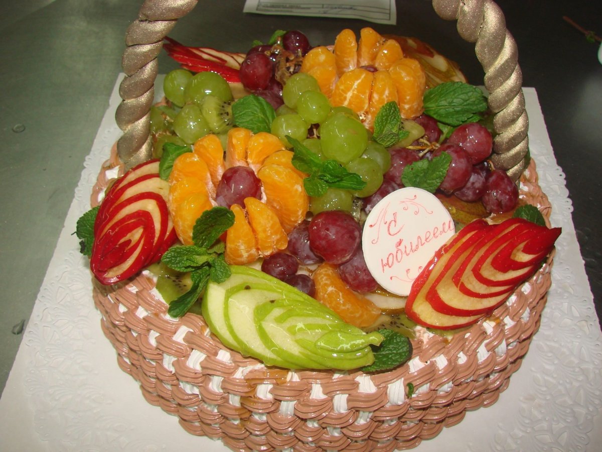 Торт корзина с крышкой с фруктами