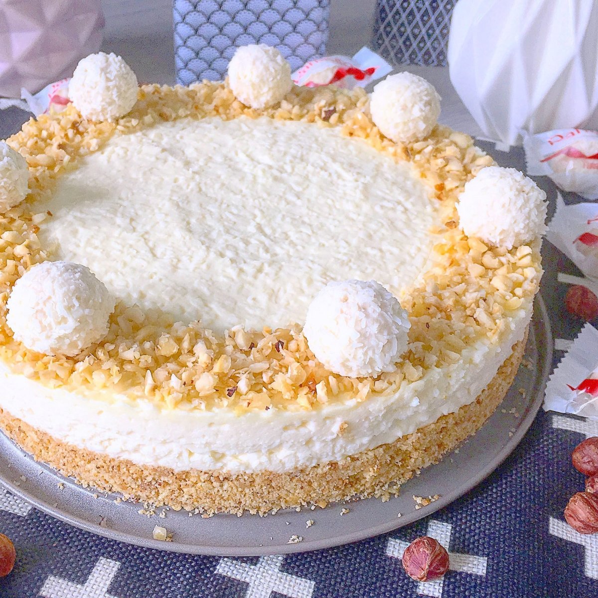 Торт украшенный клубникой и Рафаэлло