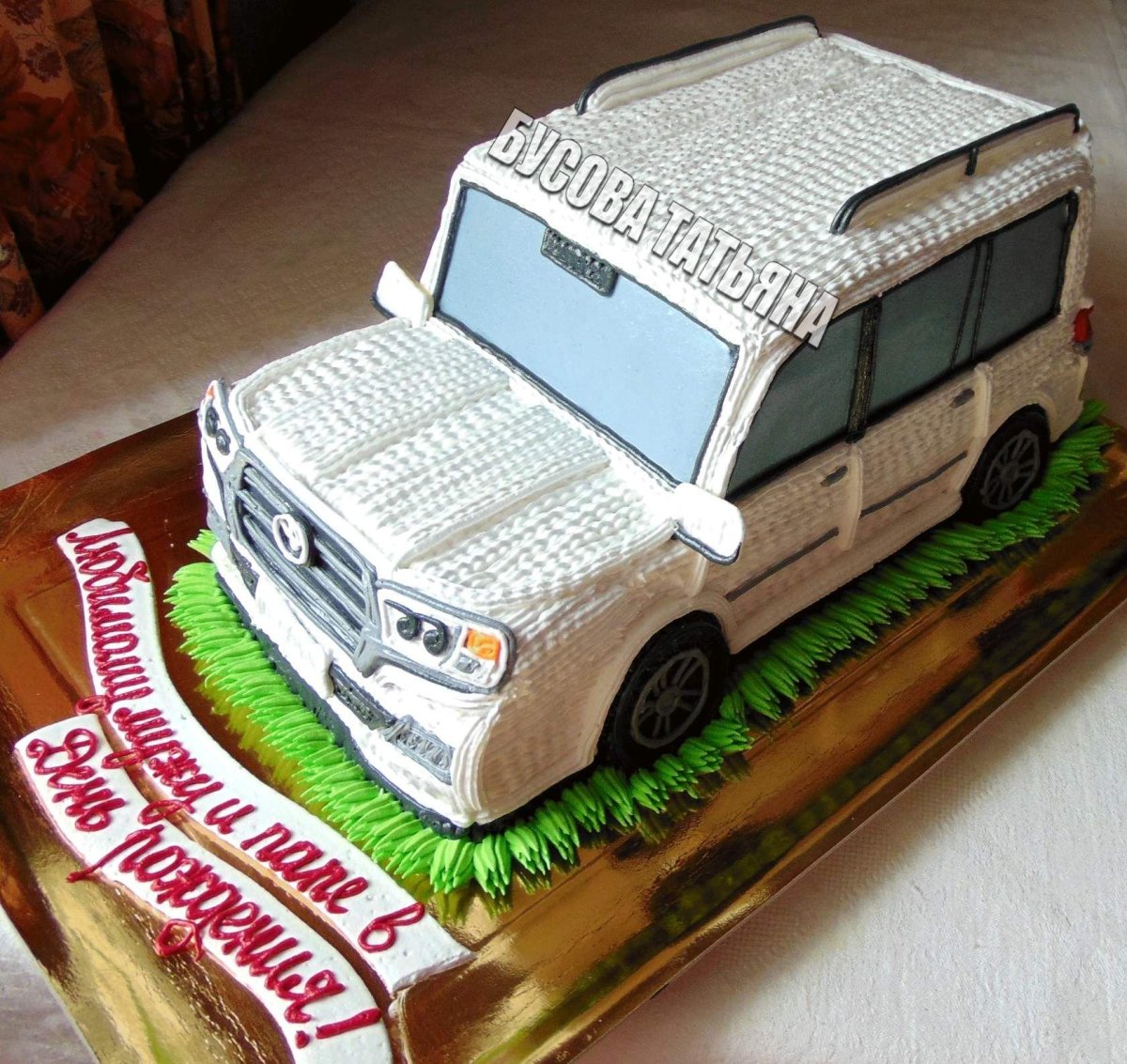 Торт Mercedes Gelandewagen красный