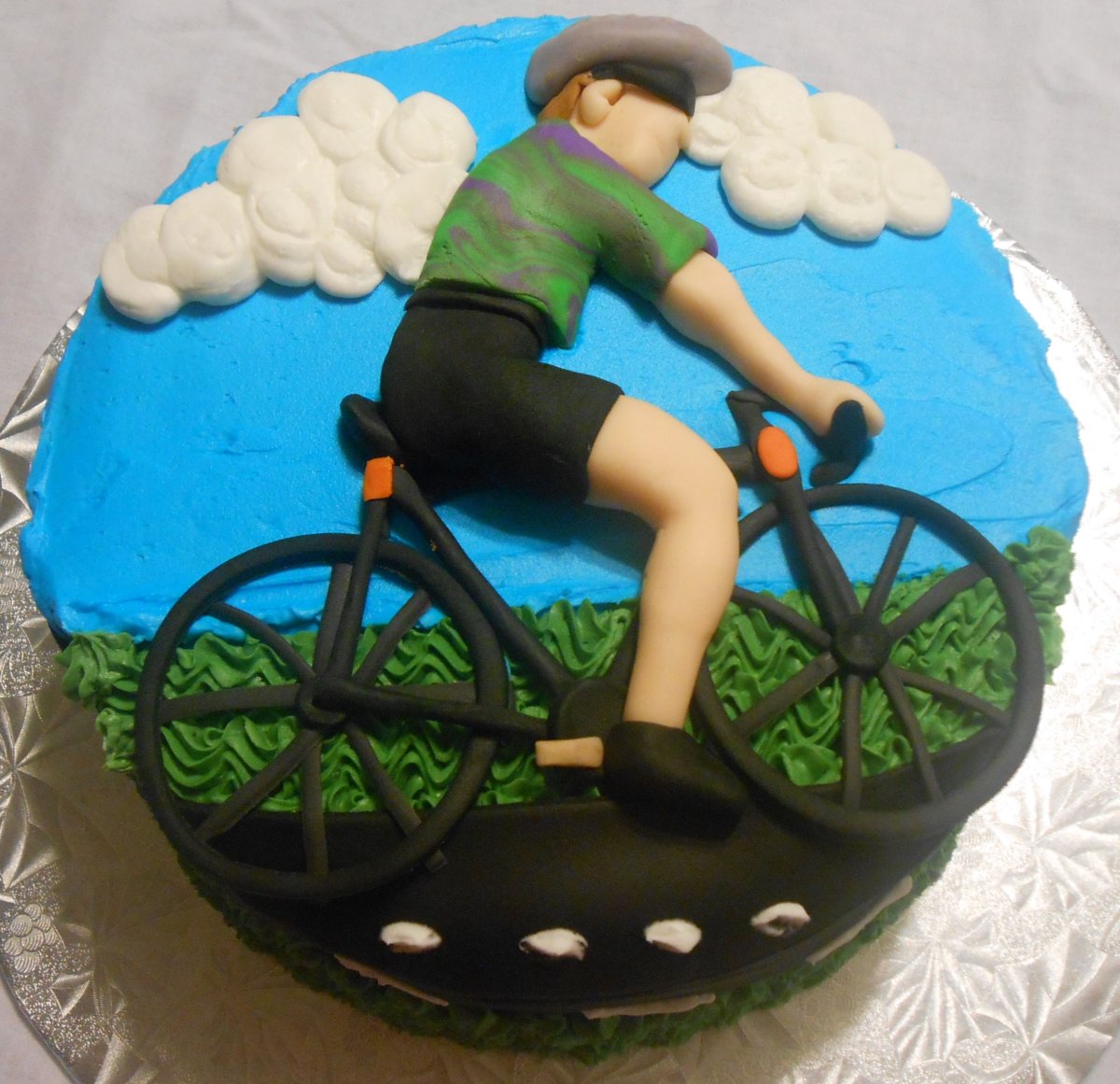 Торт с велосипедистом