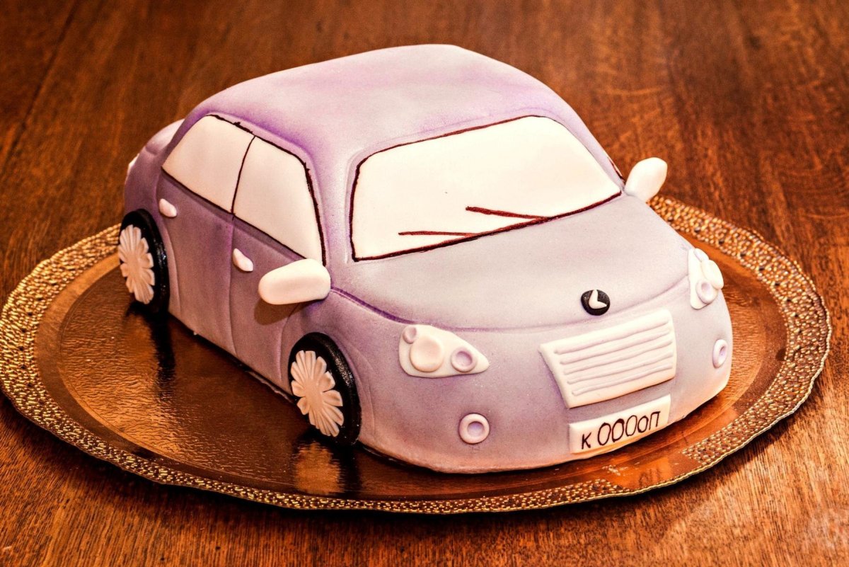 Торт в виде автомобиля