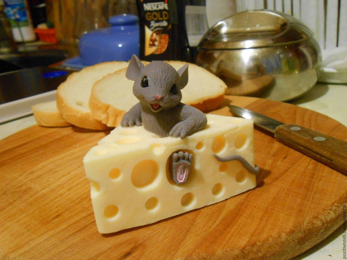 Мышонок с кусочком сыра