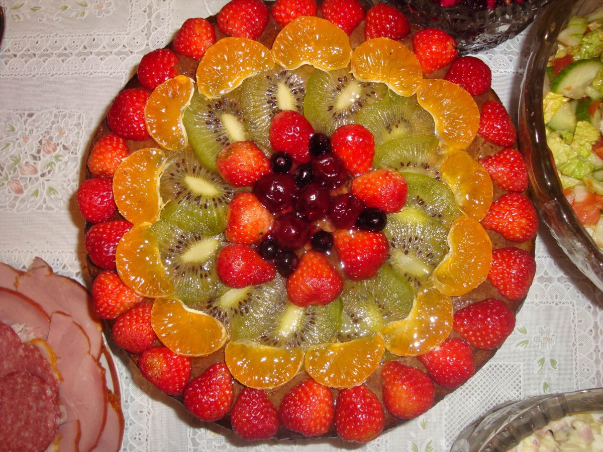 Украсить торт клубникой и киви