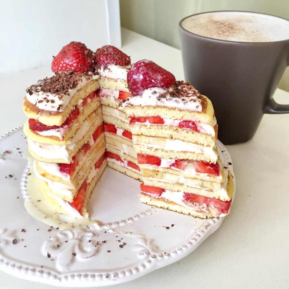 Банановый торт с клубникой