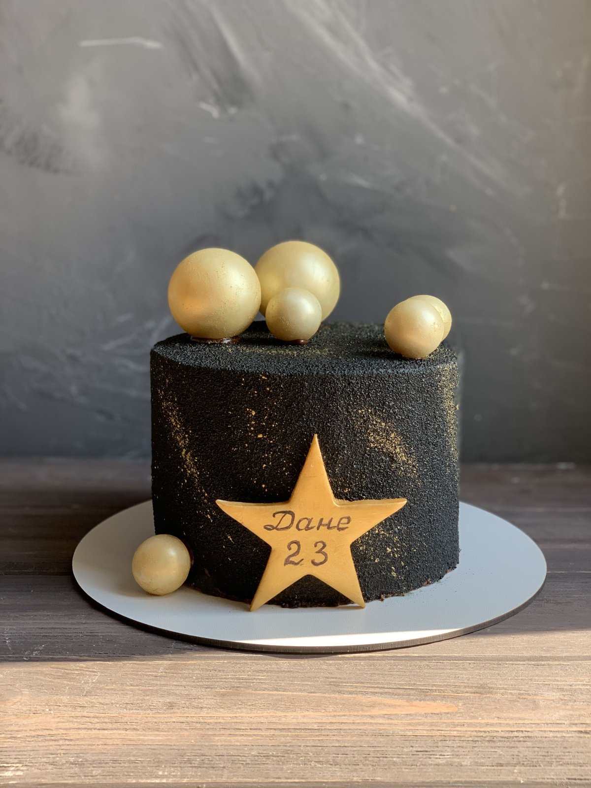 Черный торт с золотыми шарами