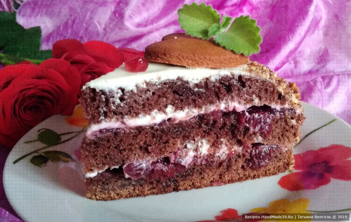 Шоколадно вишневый торт с творожным кремом