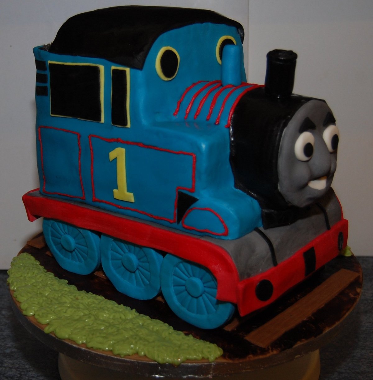 Торт в виде поезда детский