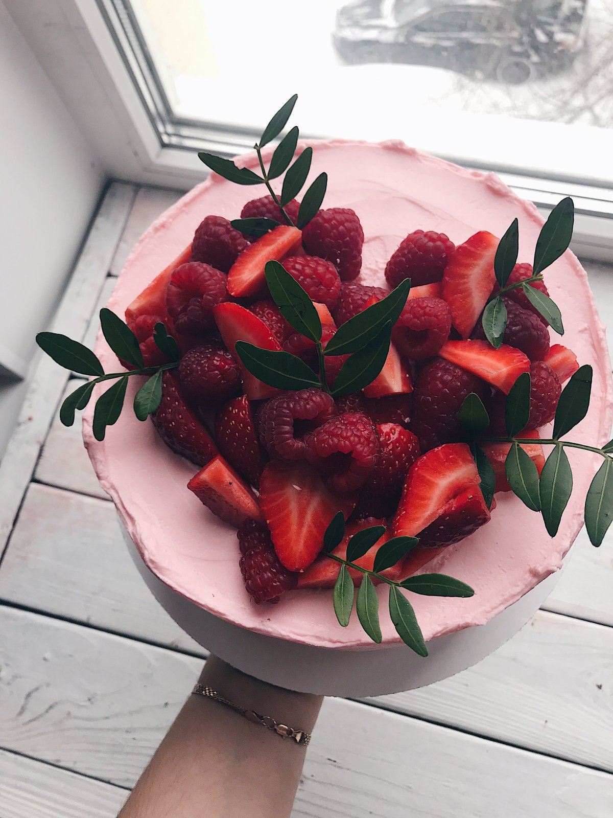 Торт сердце с клубникой