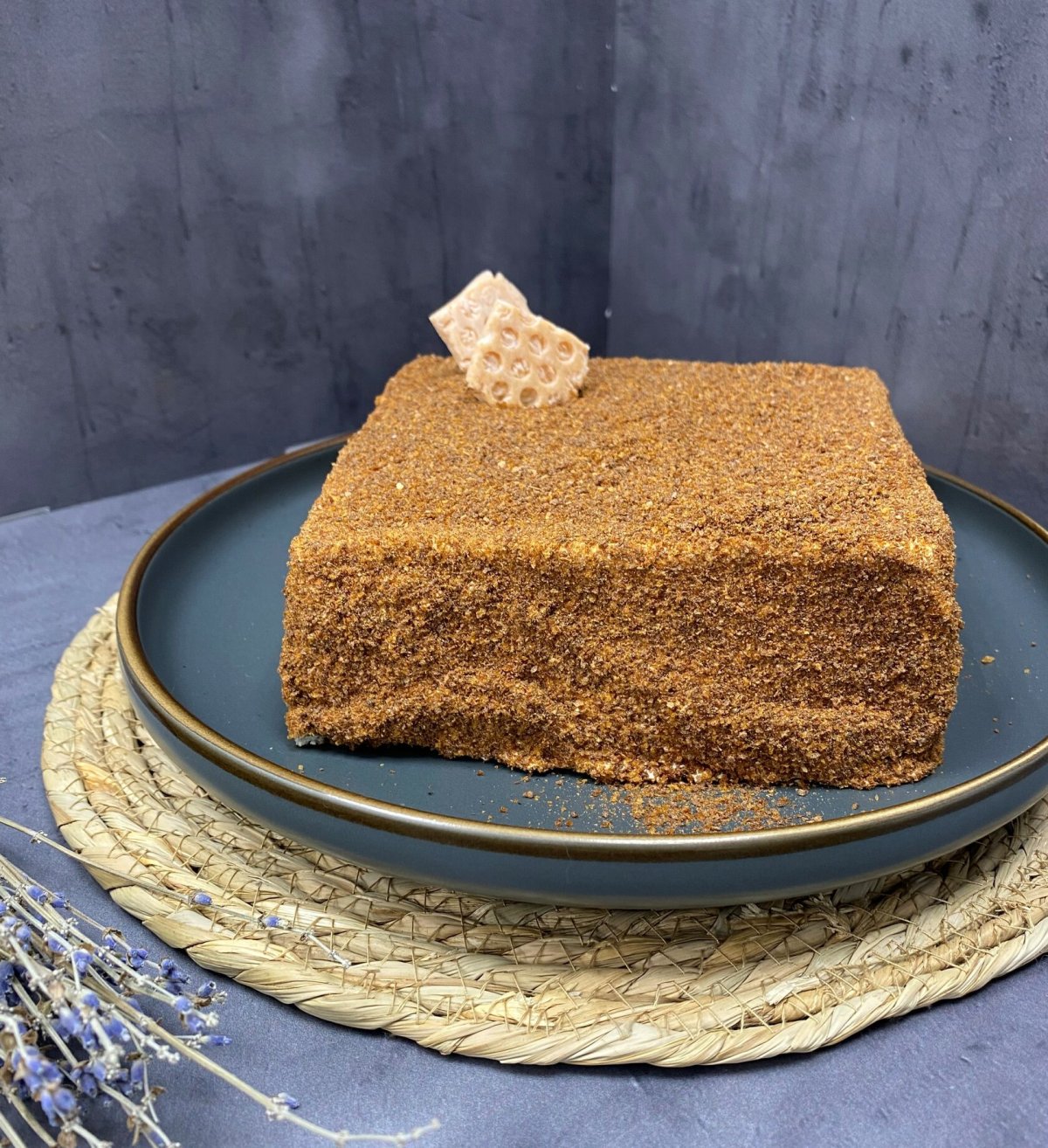 Медовик с орехами и черносливом