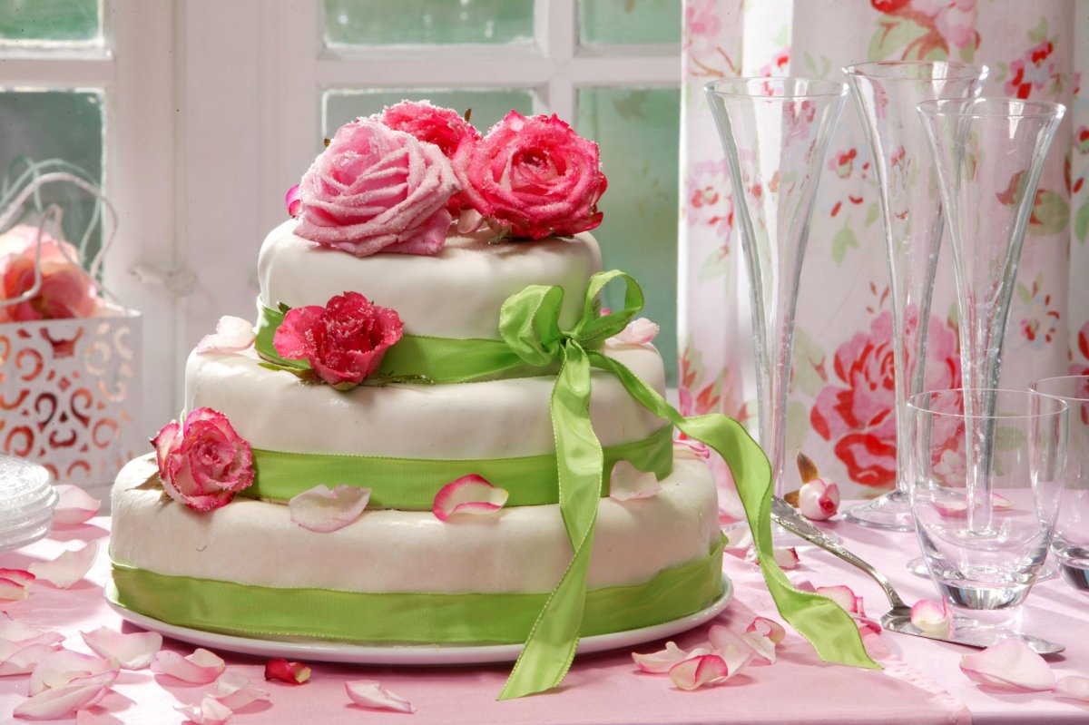 Торт с надписью Happy Birthday