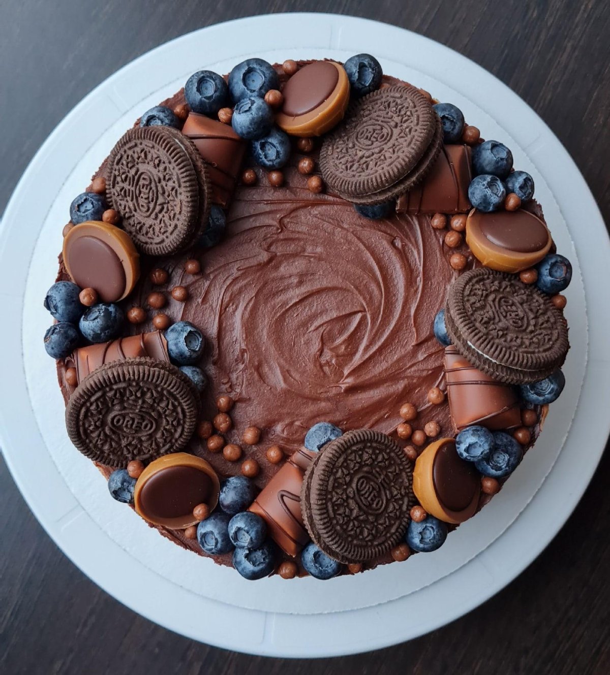 Торт украшенный орео и шоколадом