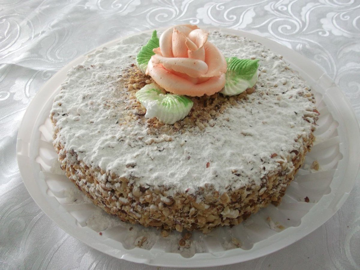 Торт с маком грецким орехом и изюмом