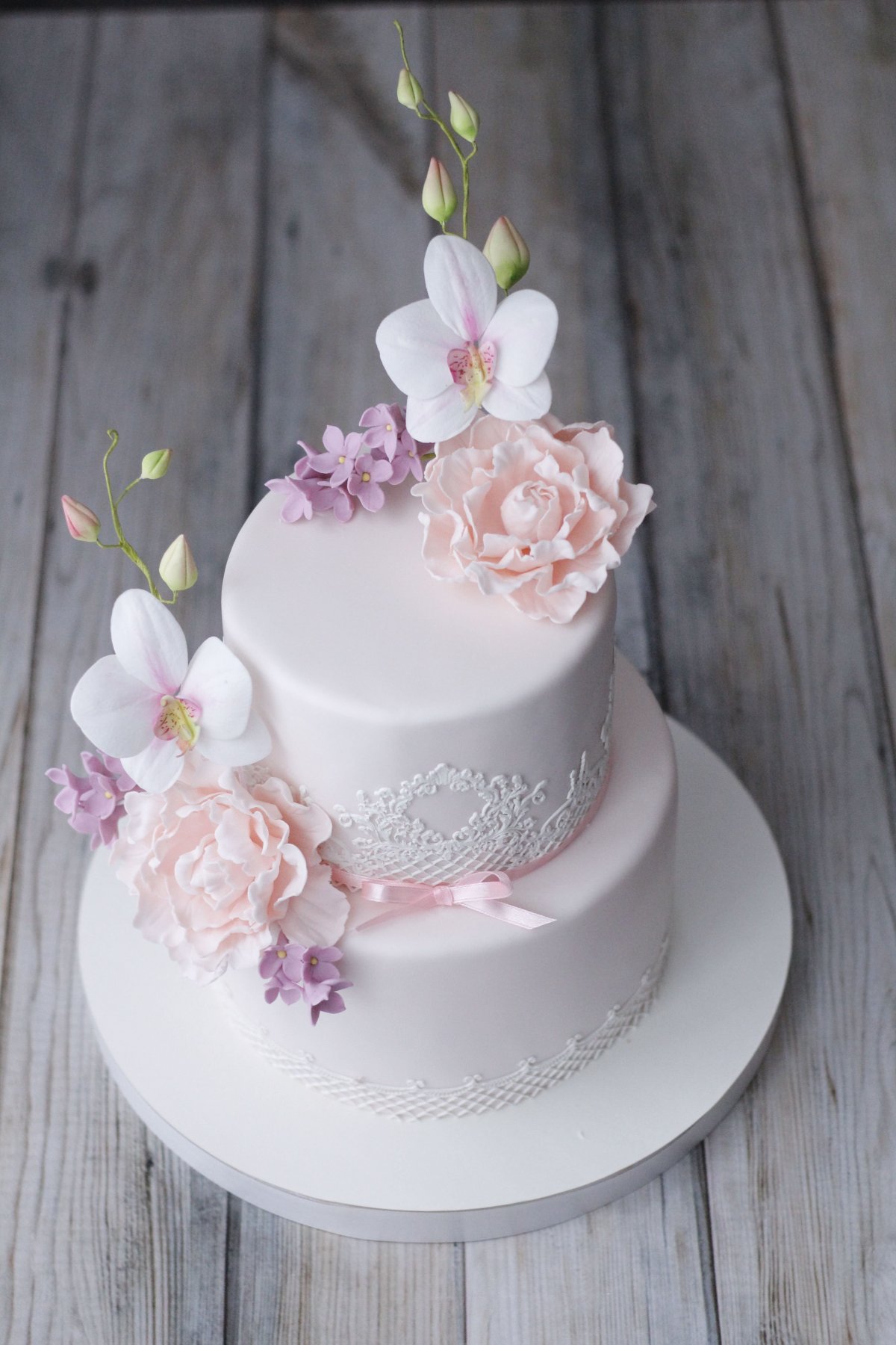 Свадебный торт с белыми пионами