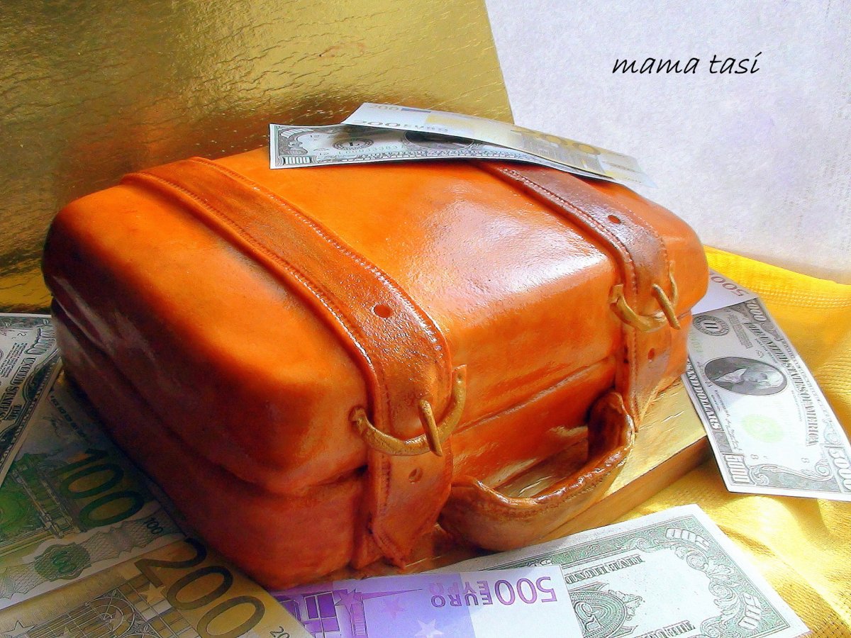 Бисквитный торт украшен купюрами