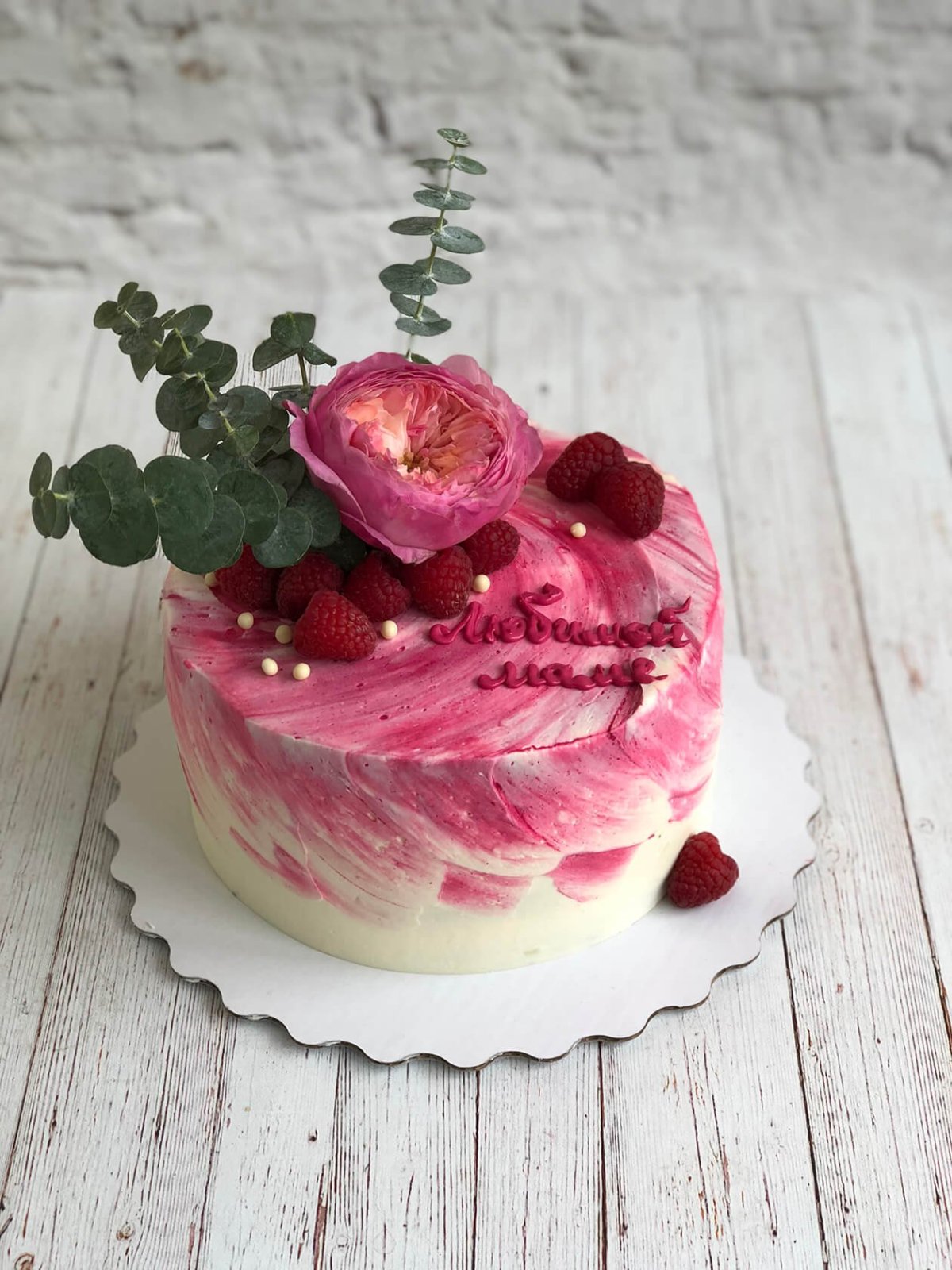 Торт с живыми цветами и ягодами