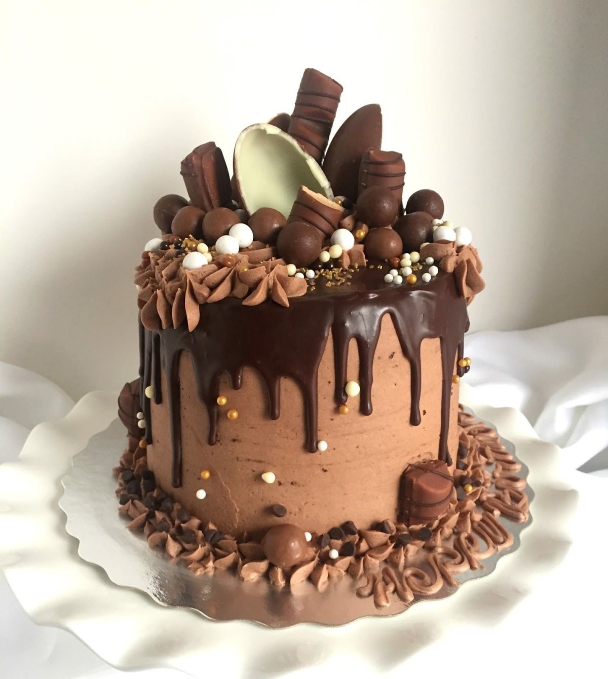 Украшение торта шоколадом и конфетами