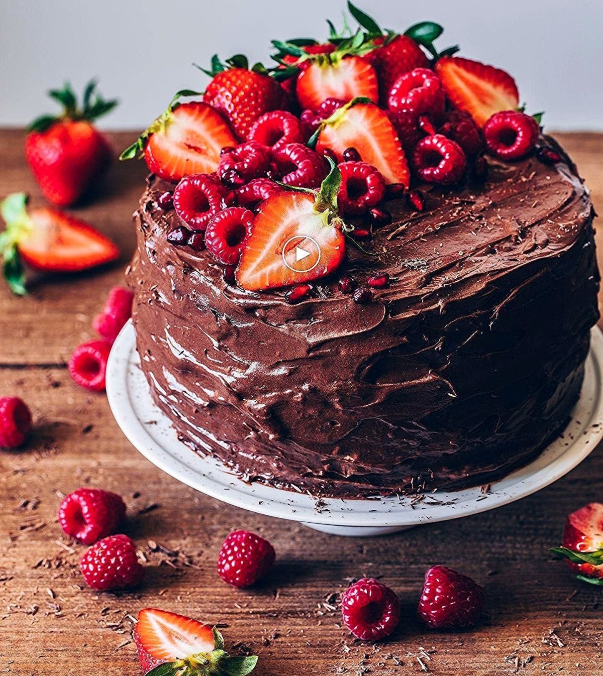 Декор шоколадного торта клубникой