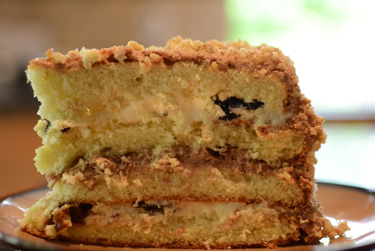 Бисквитный торт с орехами
