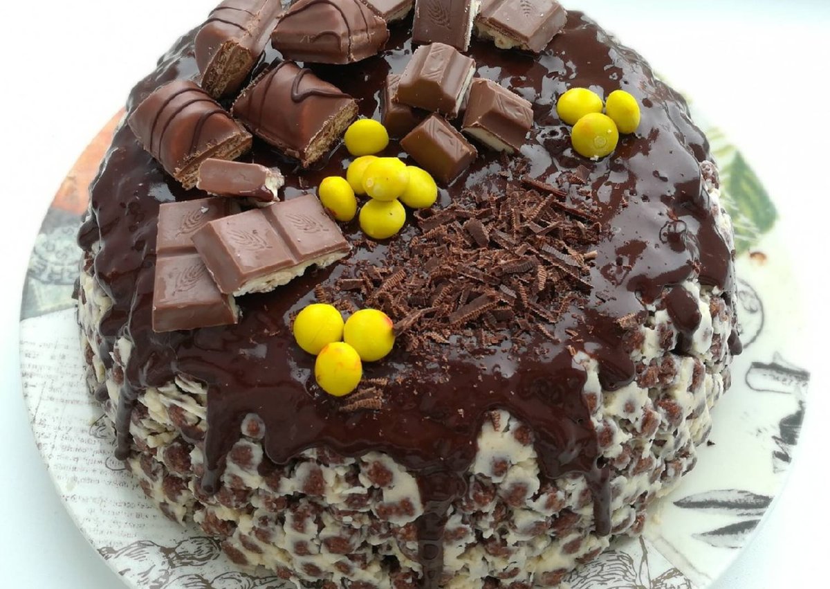 Шоколадный торт с клубникой