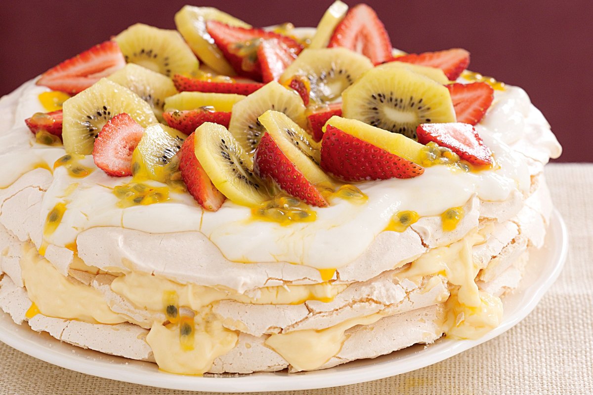 Меренговый торт с клубникой
