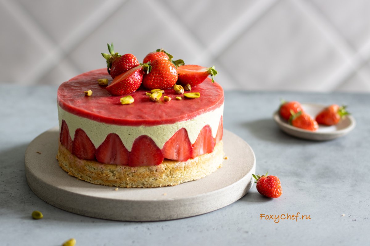 Пирог с клубникой и бананом