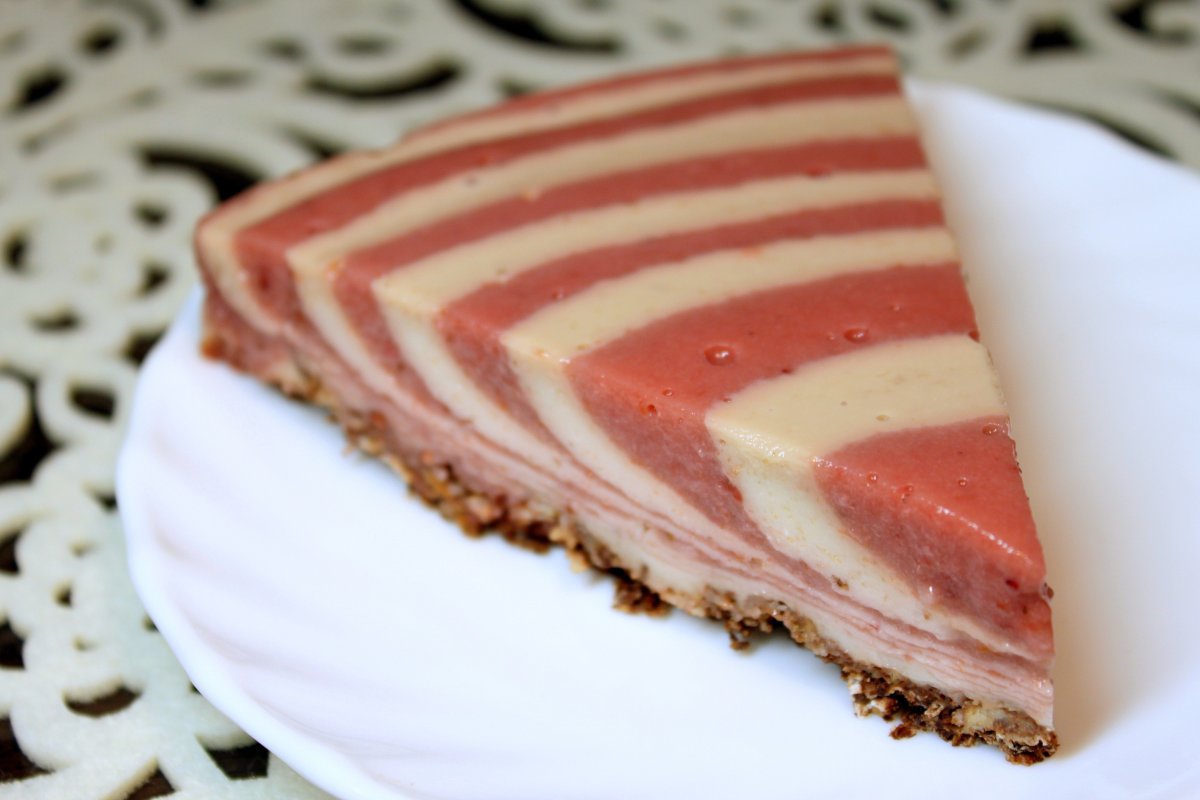 Украшение торта клубникой и нектарином