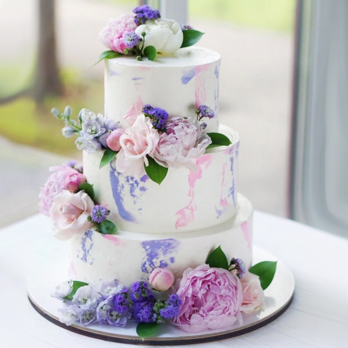 Свадебный торт с фиолетовыми цветами