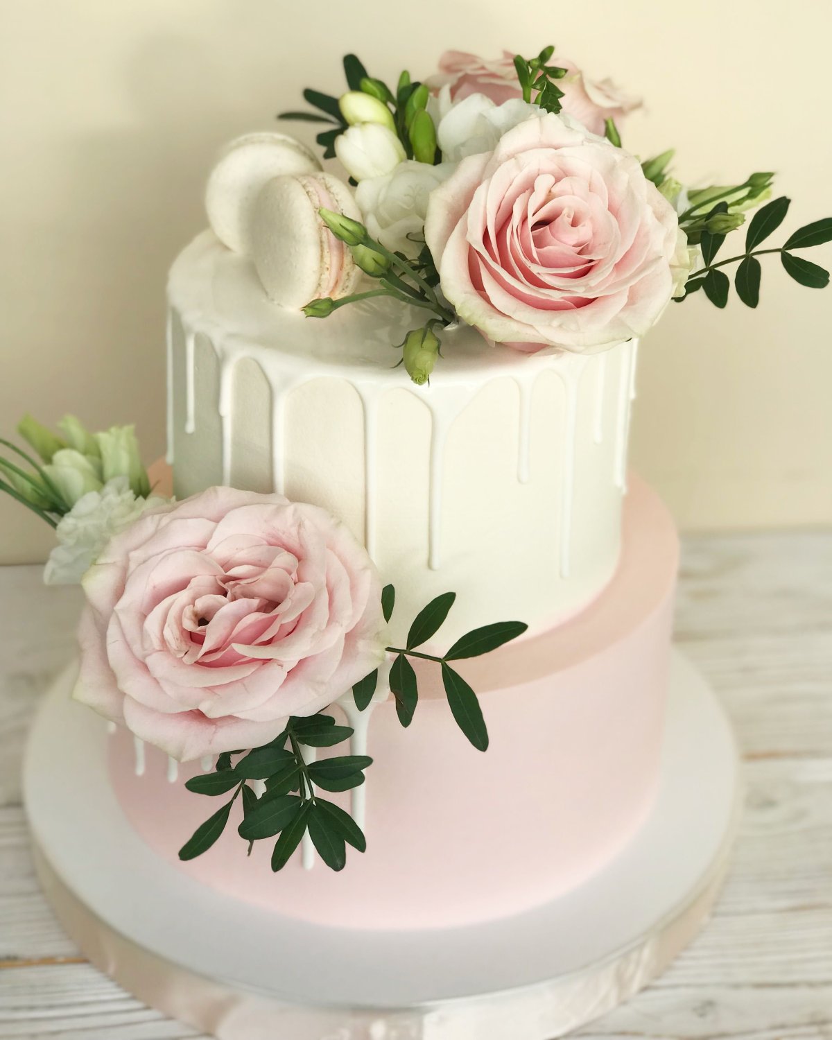 Розовый двухъярусный торт