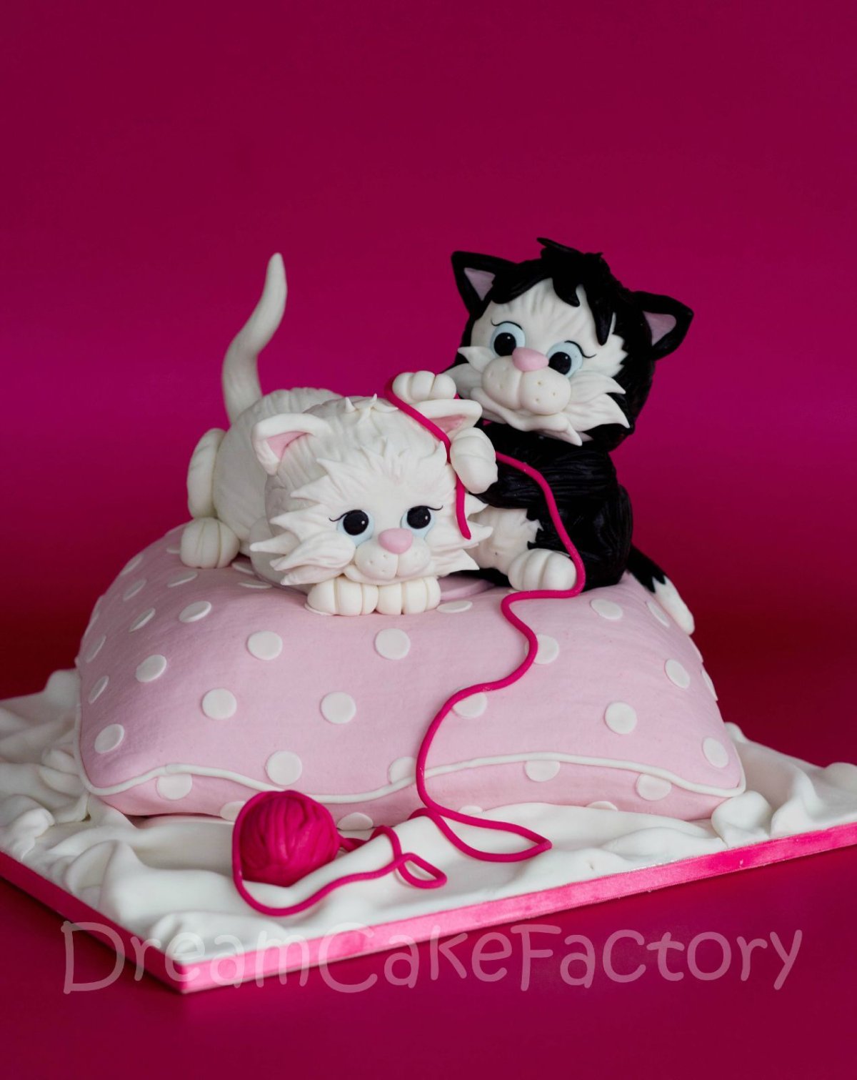 Торт с кошками и собаками