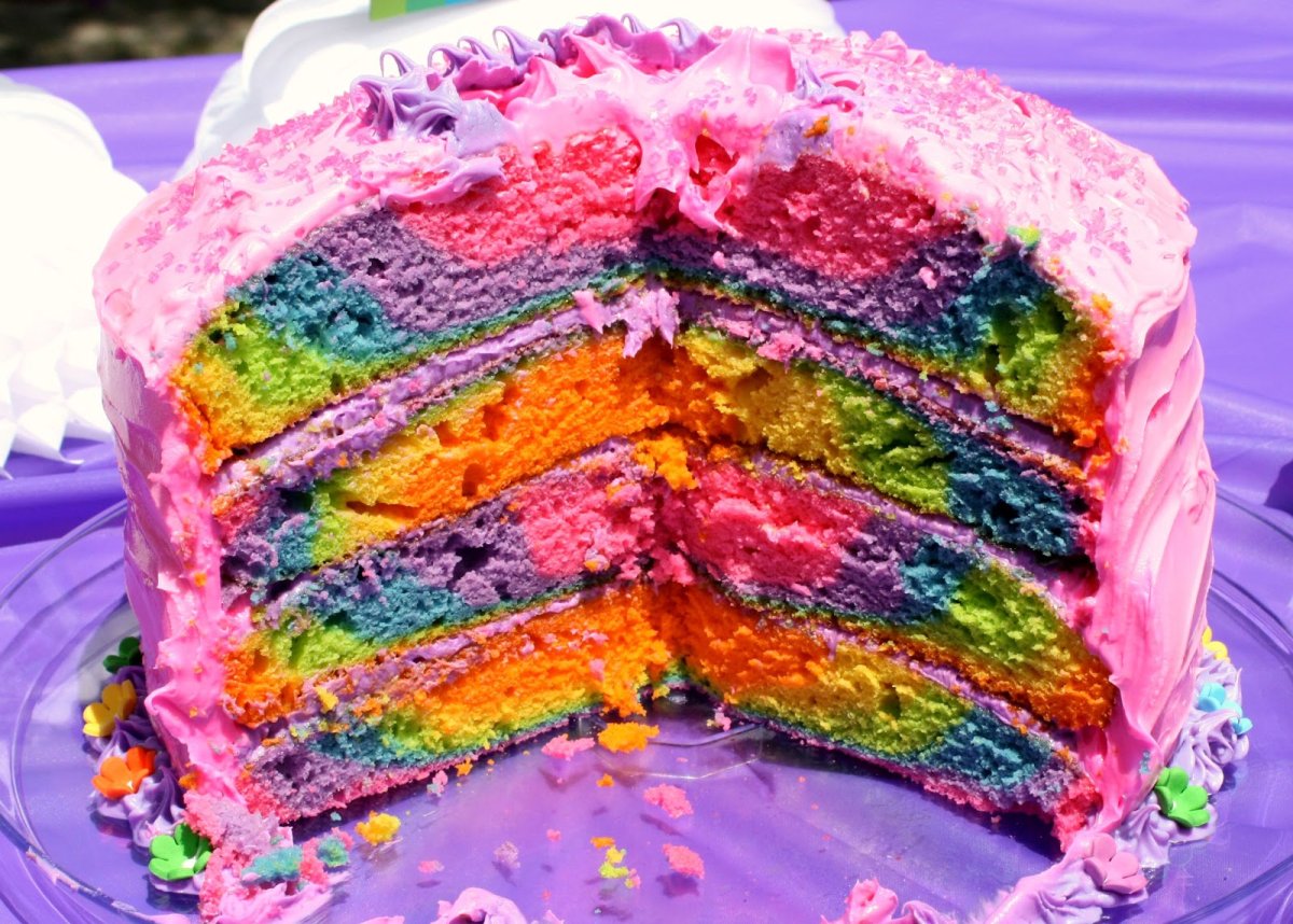 Торт с цветными коржами