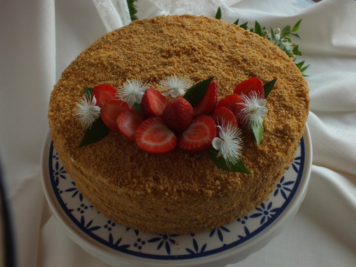 Медовик с клубникой
