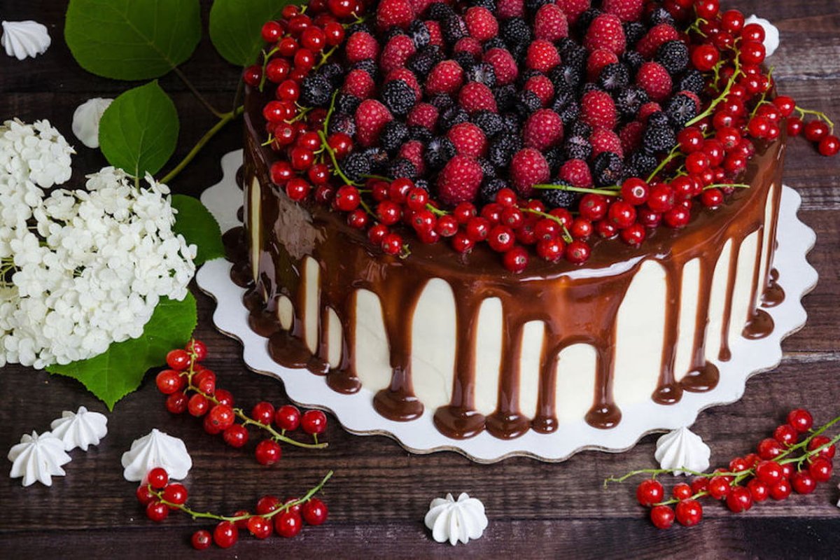 Торт с черникой и бусинами