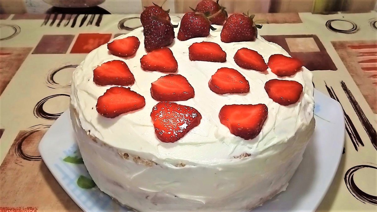 Торт с клубникой и творожным кремом