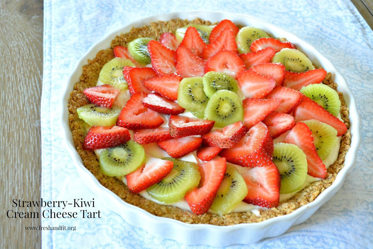 Украшение торта клубникой киви и мятой