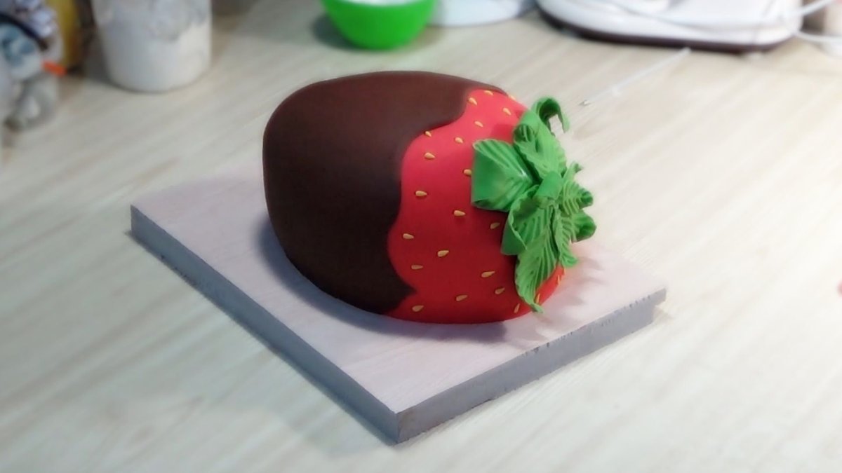 Торт сердце с клубникой фото