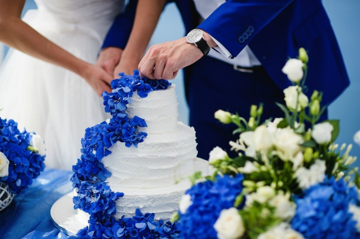 Свадебный торт в бело голубом цвете