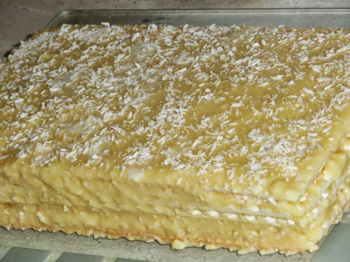 Торт из коржей со сгущенкой и бананами